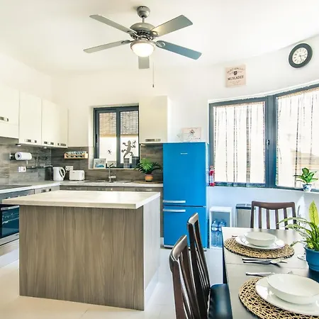Spacious Cliff-top 2br Near Beach Appartement *