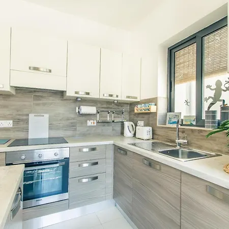 Spacious Cliff-top 2br Near Beach Xlendi