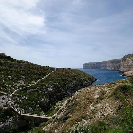 Spacious Cliff-top 2br Near Beach *